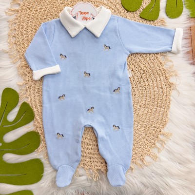 Macacão Tricotil (Tricot 100% Algodão) com Gola e Bordado - Azul Bebê Cavalinho de Brinquedo